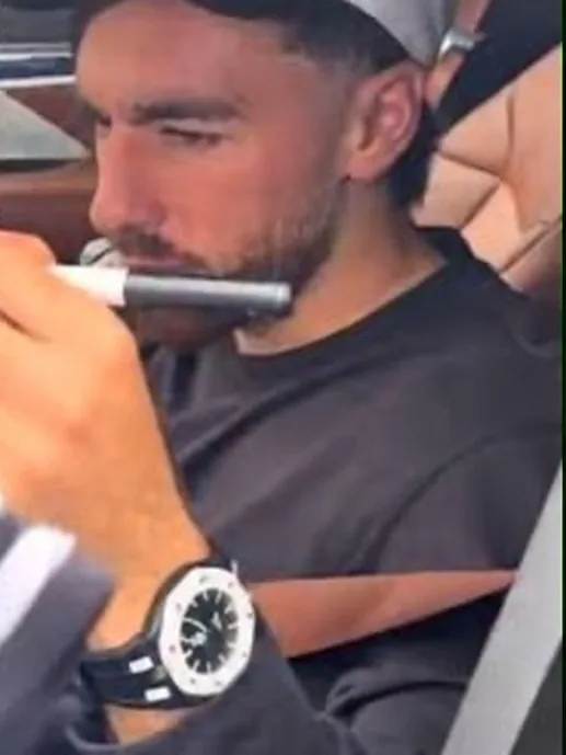 Orkun Kökçü, bileğinde Royal Pop Ocho Negro