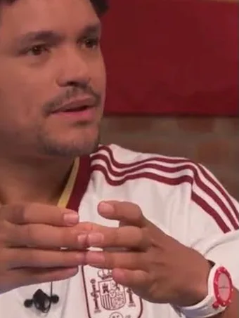 Trevor Noah, bileğinde Royal Pop Otto Rosso